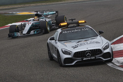 Temporada 2017 F1-chinese-gp-2017-the-safety-car-leads-lewis-hamilton-mercedes-amg-f1-w08