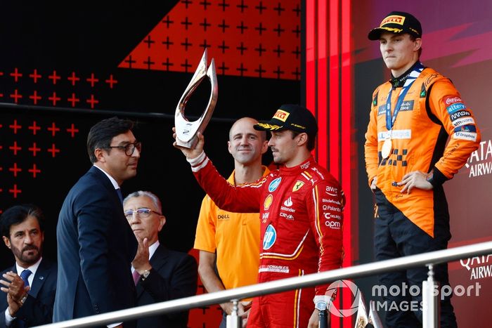 Charles Leclerc, Scuderia Ferrari, 2º clasificado, recibe su trofeo de manos de Farid Gayibov, Ministro de Juventud y Deportes de la República de Azerbaiyán.