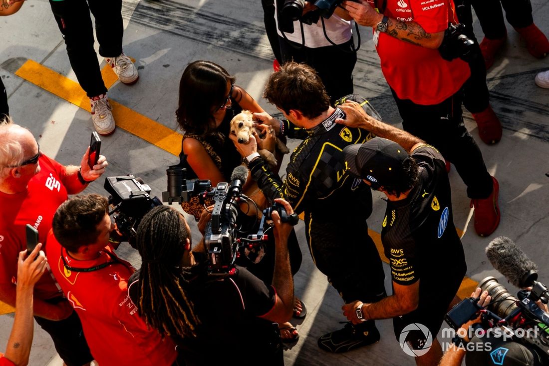 Charles Leclerc, Scuderia Ferrari, 1ª posição, festeja com a sua namorada Alexandra Saint Mleux e o seu cão, Leo