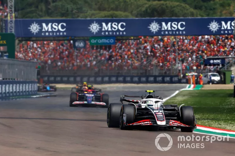 Nico Hulkenberg, Haas VF-24, Yuki Tsunoda, RB F1 Team VCARB 01