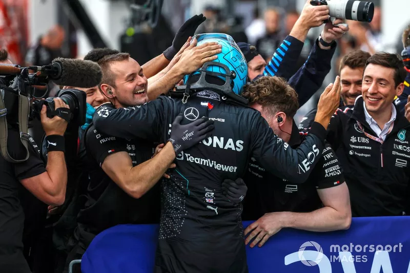 George Russell, Mercedes-AMG F1 Team, en pole position, célèbre avec son équipe après les qualifications.