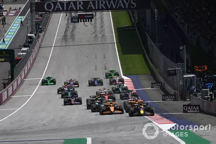 Max Verstappen, Red Bull Racing RB20, Lando Norris, McLaren MCL38, Oscar Piastri, McLaren MCL38, lideram o pelotão para o início da Sprint