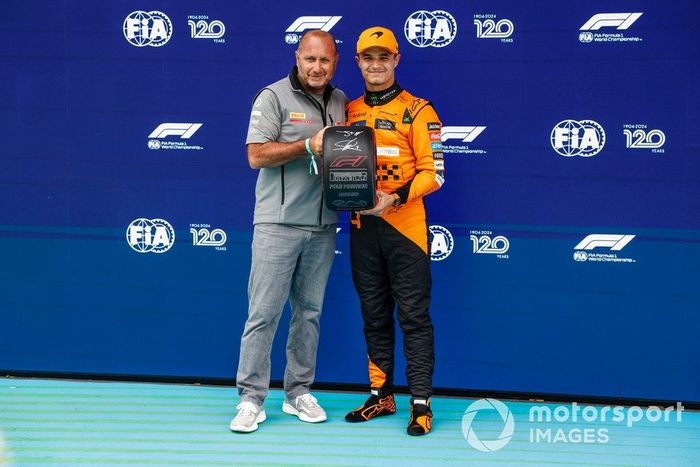 Max Sirena, director de equipo y patrón del equipo Pirelli Prada Luna Rossa Americas Cup, entrega a Lando Norris, del equipo McLaren F1, su premio Pirelli Pole Position.