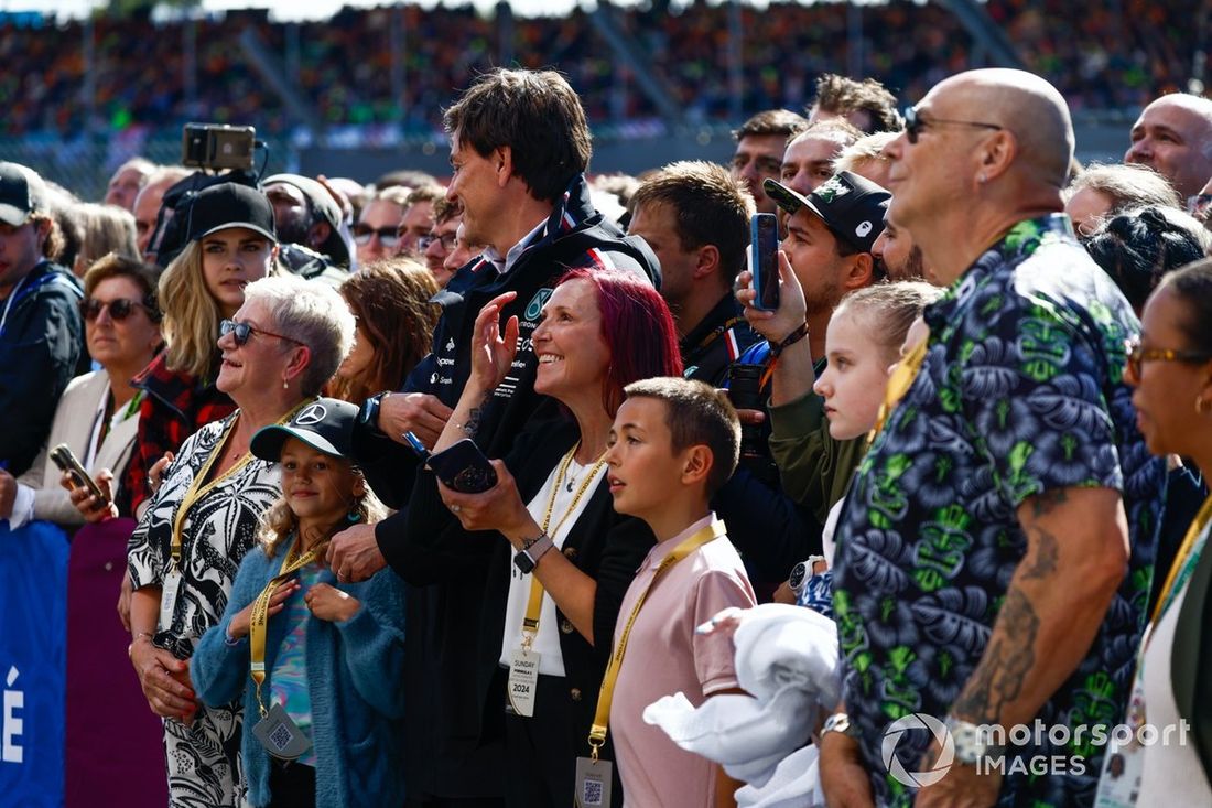 Amigos, familiares y compañeros de equipo reunidos para animar a Lewis Hamilton, equipo Mercedes-AMG F1, 1ª posición, en el podio.