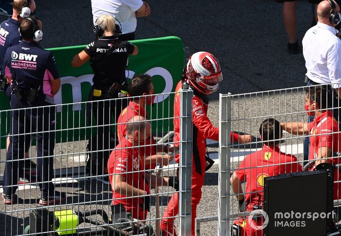 Charles Leclerc, Ferrari, con los mecánicos de Ferrari después de la calificación