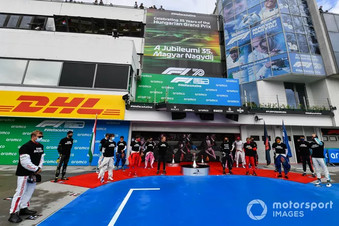 Los pilotos se arrodillan para mostrar su apoyo para acabar con el racismo, Kimi Raikkonen, Alfa Romeo, Daniel Ricciardo, Renault F1 Pierre Gasly, AlphaTauri, Daniil Kvyat, AlphaTauri, Sergio Perez, Racing Point, Valtteri Bottas, Mercedes-AMG Petronas F1, Lewis Hamilton, Mercedes-AMG Petronas F1, Lance Stroll, Racing Point Sebastian Vettel, Ferrari, Max Verstappen, Red Bull Racing, Carlos Sainz Jr. , McLaren, Alex Albon, Red Bull Racing y Nicholas Latifi, Williams Racing 