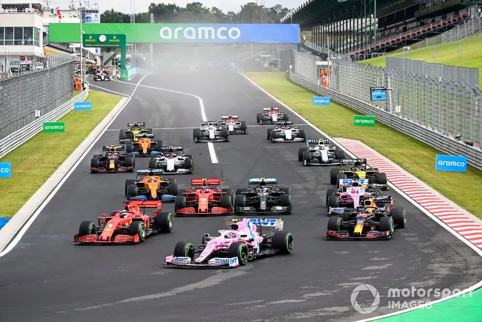 Lance Stroll, Racing Point RP20, Max Verstappen, Red Bull Racing RB16, Sebastian Vettel, Ferrari SF1000, Valtteri Bottas, Mercedes F1 W11, Charles Leclerc, Ferrari SF1000, al inicio