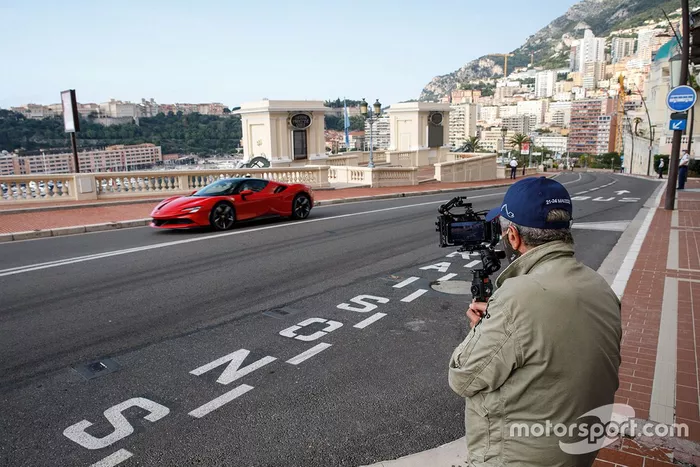 Claude Lelouch y Charles Leclerc, Ferrari SF90 Stradale