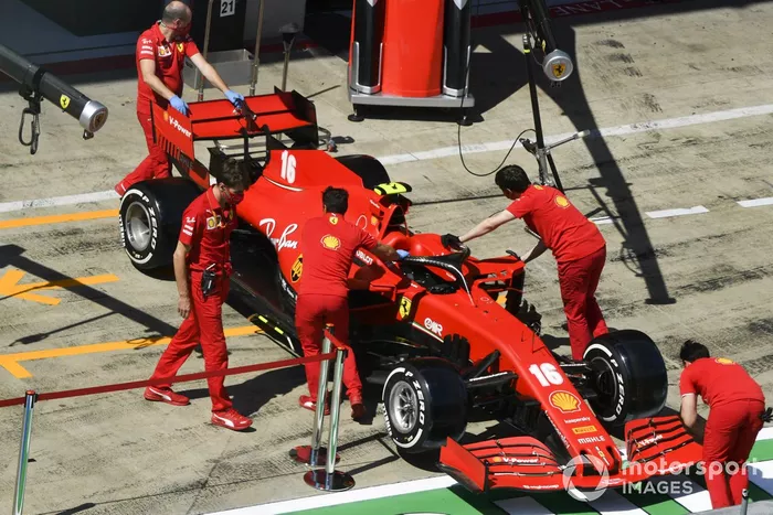 I meccanici della Ferrari, spingono la SF1000 di Charles Leclerc, in pit lane