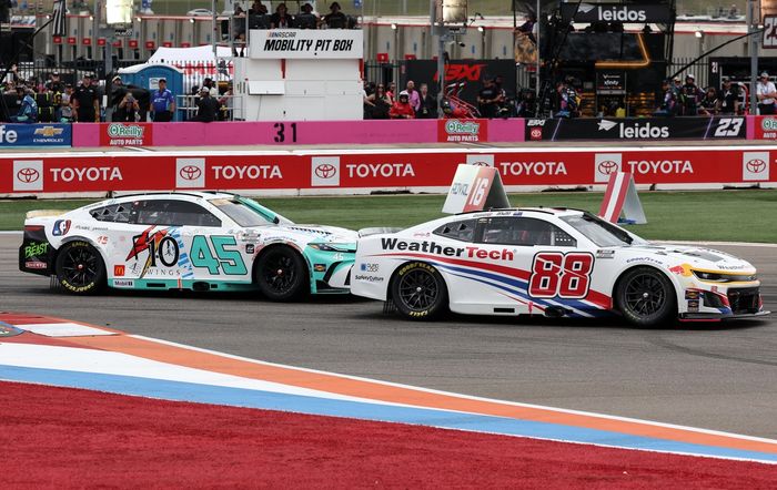 Shane van Gisbergen, Trackhouse Racing Chevrolet, Tyler Reddick, 23XI Racing Toyota