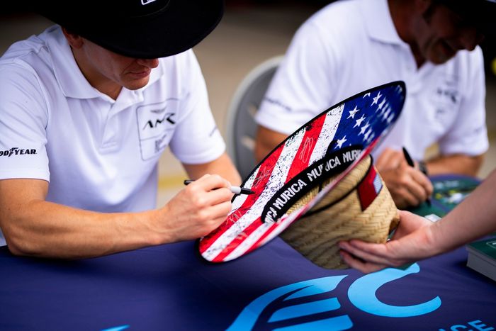 Autograph session