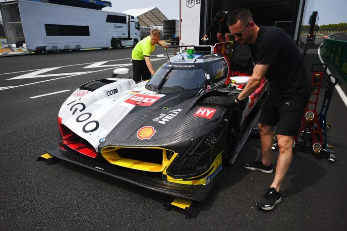 #20 BMW M Team WRT BMW M Hybrid V8