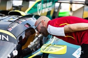 Ingenieros de Ferrari inspeccionan el Aston Martin Thor Team Valkyrie #007
