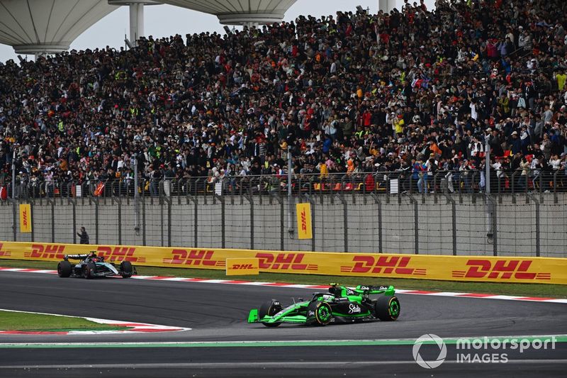 Zhou Guanyu, Kick Sauber C44, George Russell, Mercedes F1 W15