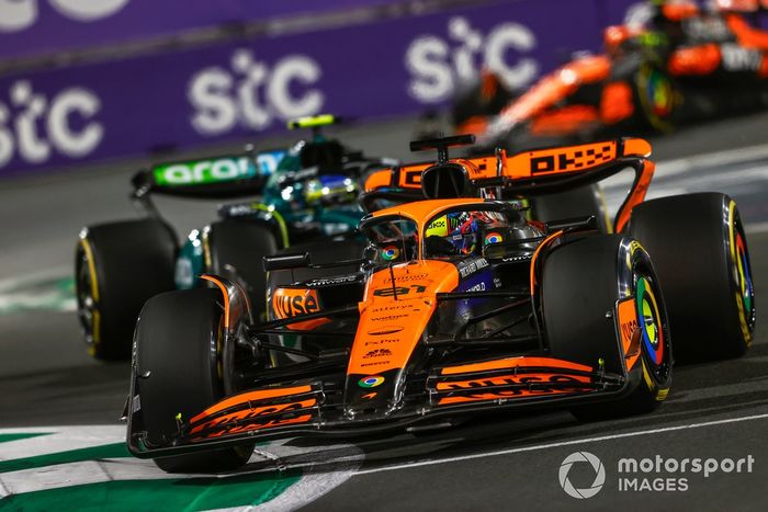 Oscar Piastri, McLaren MCL38, Fernando Alonso, Aston Martin AMR24