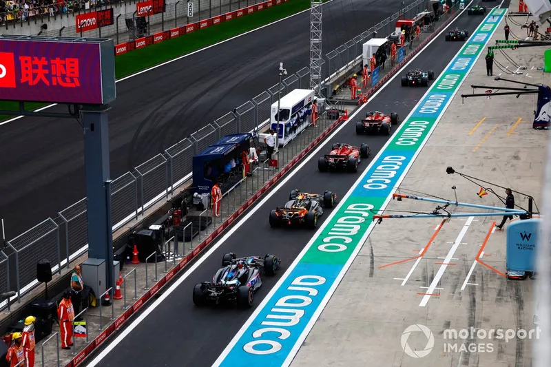 Charles Leclerc, Ferrari SF-24, Oscar Piastri, McLaren MCL38, Esteban Ocon, Alpine A524, sortie des stands
