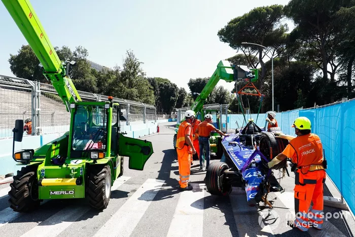 Los comisarios retiran el coche de Edoardo Mortara, Maserati Racing, Maserati Tipo Folgore, con una grúa tras un fuerte accidente en la 9ª vuelta.