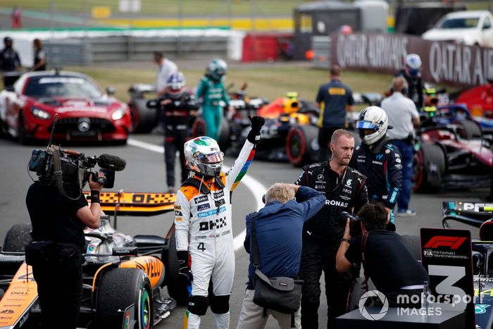 Lando Norris, McLaren, 2ª posición, saluda a los aficionados desde Parc Ferme