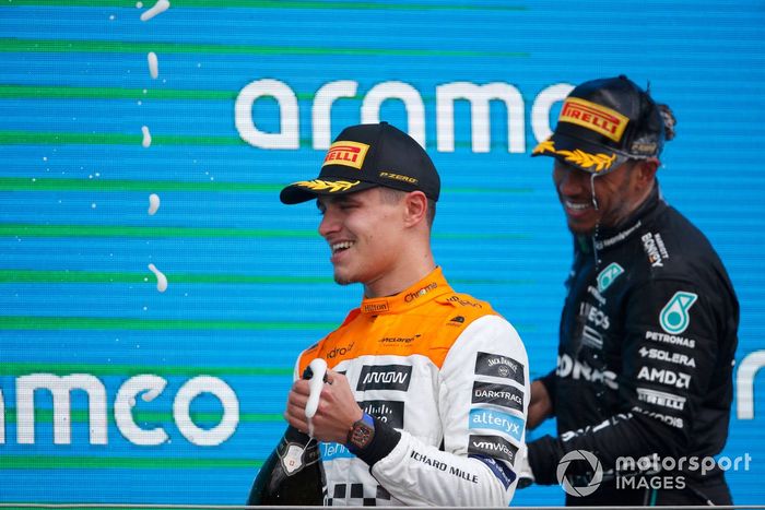 Lando Norris, McLaren, 2ª posición, Lewis Hamilton, Mercedes-AMG, 3ª posición, celebran en el podio