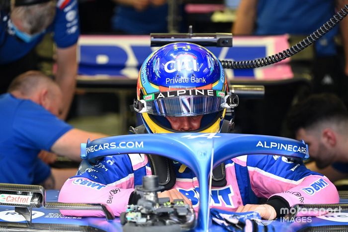 Fernando Alonso, del equipo Alpine F1, se acomoda en su asiento