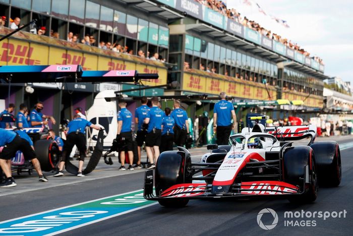 Mick Schumacher, Haas VF-22, en el pit lane