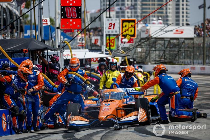 Scott Dixon, Chip Ganassi Racing Honda, pit stop