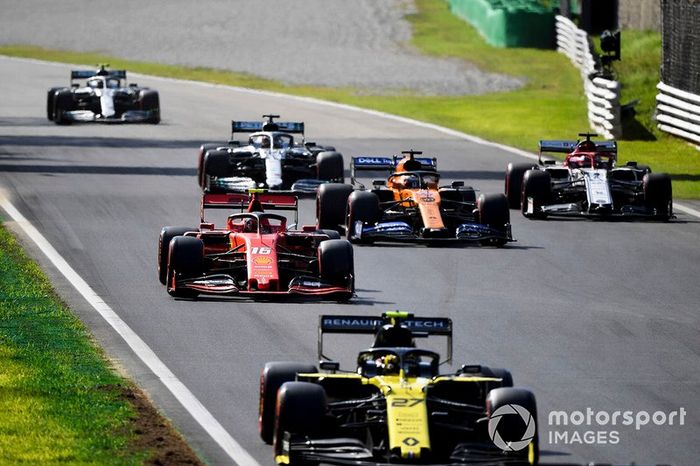 Nico Hulkenberg, Renault F1 Team R.S. 19, precede Charles Leclerc, Ferrari SF90, Carlos Sainz Jr., McLaren MCL34, Kimi Raikkonen, Alfa Romeo Racing C38, Lewis Hamilton, Mercedes AMG F1 W10, e Valtteri Bottas, Mercedes AMG W10
