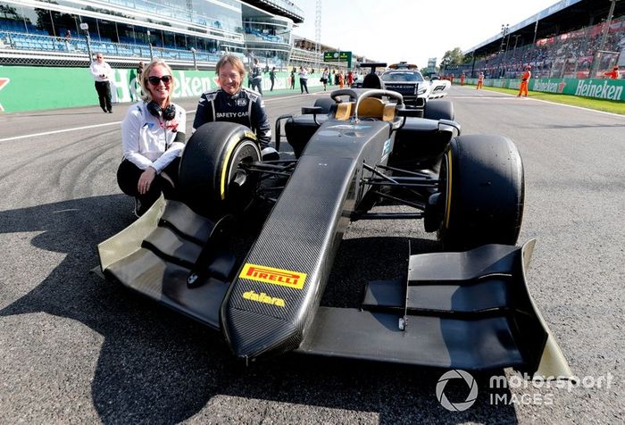 Jean Alesi prueba los nuevos neumáticos Pirelli de 18 pulgadas para las próximas temporada de F2