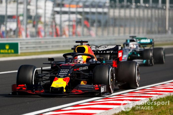Max Verstappen, Red Bull Racing RB15, lidera a Lewis Hamilton, Mercedes AMG F1 W10