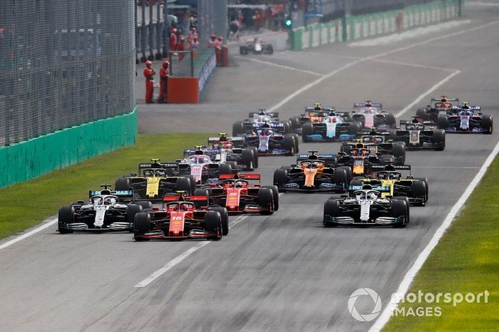 Charles Leclerc, Ferrari SF90 precede Lewis Hamilton, Mercedes AMG F1 W10 e Valtteri Bottas, Mercedes AMG W10 all'inizio della gara