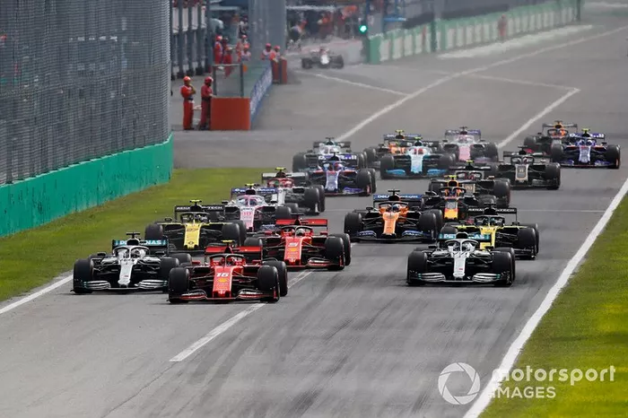 Charles Leclerc, Ferrari SF90, Lewis Hamilton, Mercedes AMG F1 W10 and Valtteri Bottas, Mercedes AMG W10 al inicio

