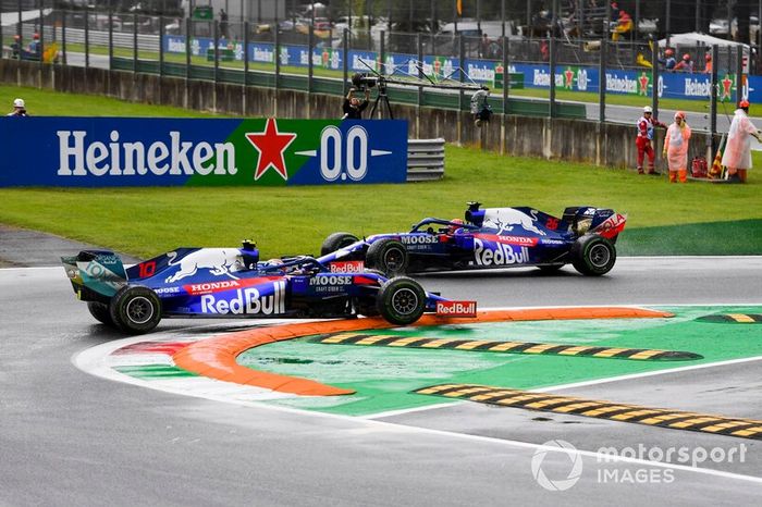 Pierre Gasly, Toro Rosso STR14 se queda en un piano de Monza mientras Daniil Kvyat pasa a su lado
