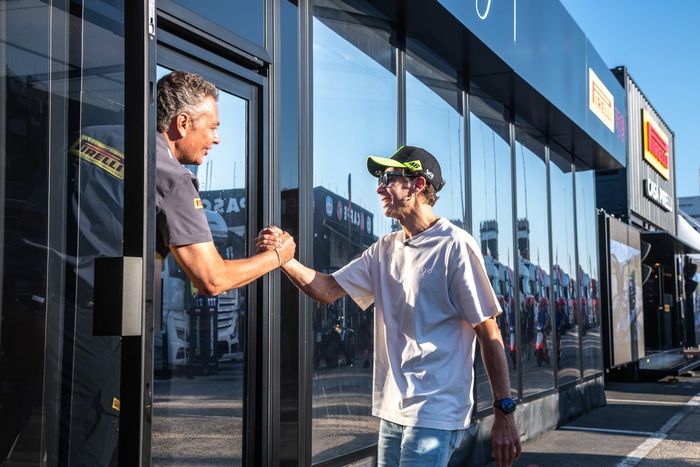 Valentino Rossi y Mario Isola, director de Pirelli Motorsport