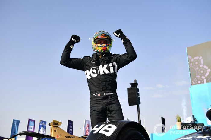 El ganador de la carrera, Edoardo Mortara, Venturi Racing, lo celebra en el parc ferme