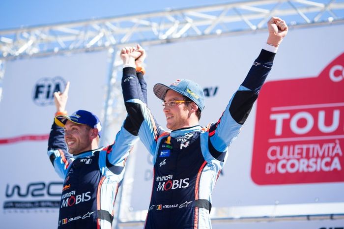 Podio: ganadores Thierry Neuville, Nicolas Gilsoul, Hyundai Motorsport Hyundai i20 Coupe WRC