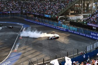 Lucas Di Grassi, Audi Sport ABT Schaeffler, Audi e-tron FE05, festeggia con dei donuts dopo aver vinto la gara