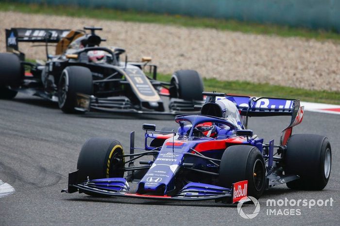 Daniil Kvyat, Toro Rosso STR14, y Romain Grosjean, Haas F1 Team VF-19