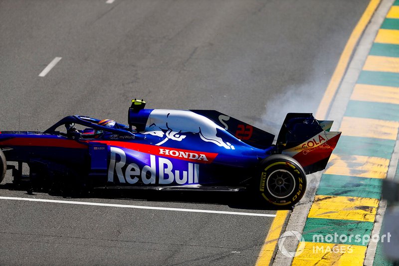 Alexander Albon, Toro Rosso STR14, suffers a spin