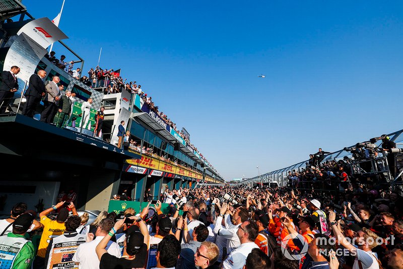 El ganador Valtteri Bottas, Mercedes AMG F1 celebra en el podio junto a Hamilton y Verstappen