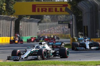 Valtteri Bottas, Mercedes AMG W10 voor Lewis Hamilton, Mercedes AMG F1 W10 bij de start