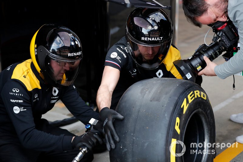Mecánica del Renault F1 Team con neumáticos Pirelli y cámara.