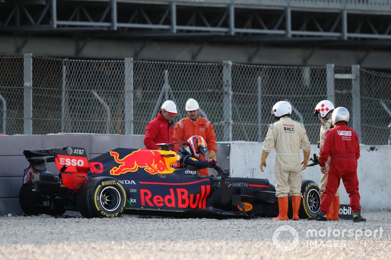 Pierre Gasly, Red Bull Racing RB15, nella ghiaia dopo un contatto con le barriere