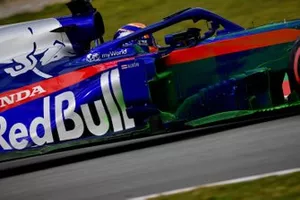 Alex Albon, Scuderia Toro Rosso STR14, avec de la peinture aéro