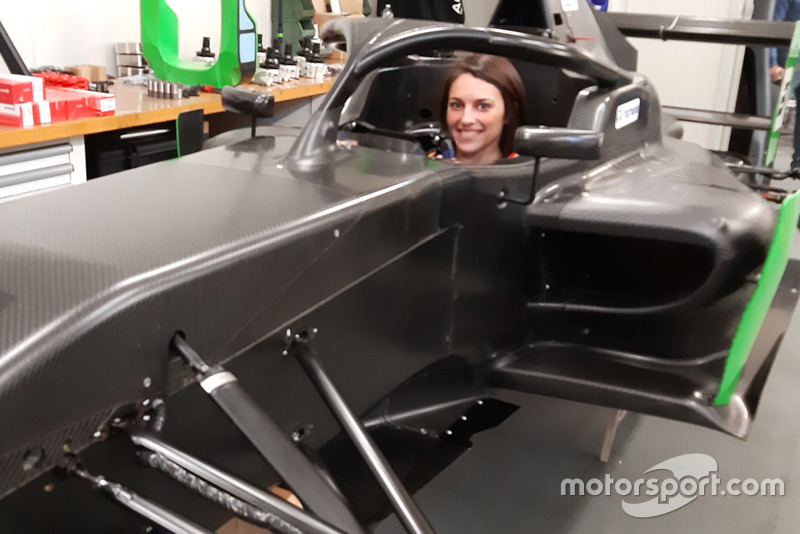 Sharon Scolari nell'abitacolo della Formula Regional