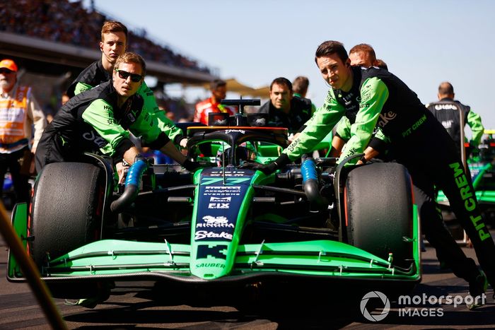 Los mecánicos empujan a Valtteri Bottas, Stake F1 Team KICK Sauber C44, a su puesto en parrilla