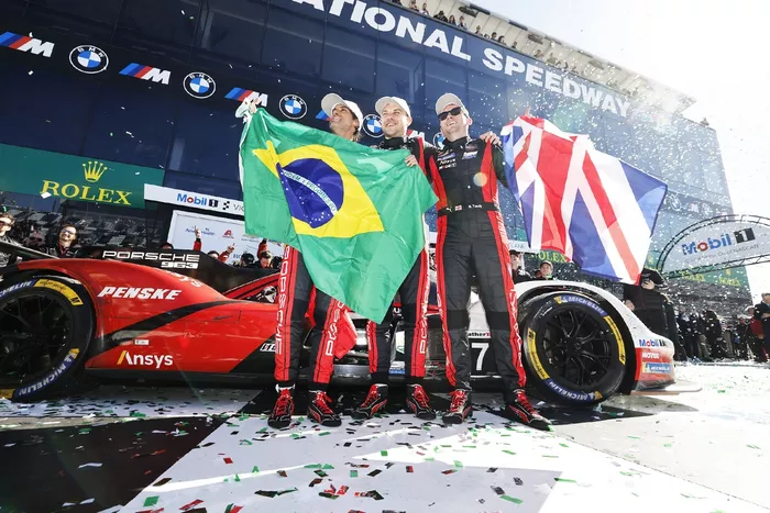 Ganador absoluto #7 Porsche Penske Motorsport Porsche 963: Felipe Nasr, Nick Tandy, Laurens Vanthoor