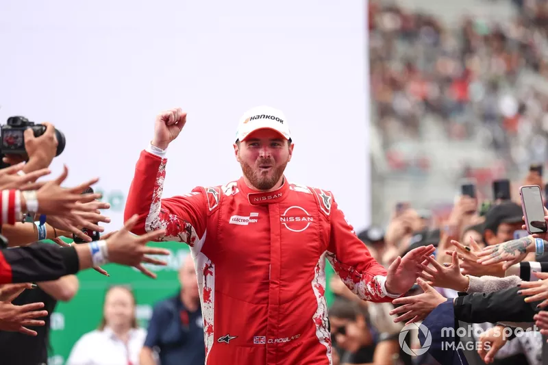 Oliver Rowland, vainqueur de la course, et l'équipe Nissan Formula E Team célèbrent leur victoire dans le parc ferme.