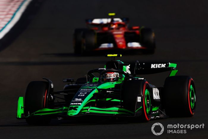 Zhou Guanyu, Stake F1 Team KICK Sauber C44, Carlos Sainz, Ferrari SF-24