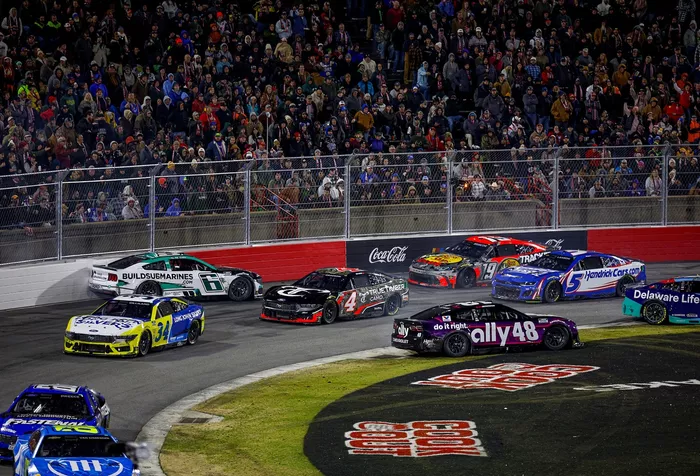 6#, Noah Gragson, Front Row Motorsports Ford, Alex Bowman, Hendrick Motorsports Chevrolet
