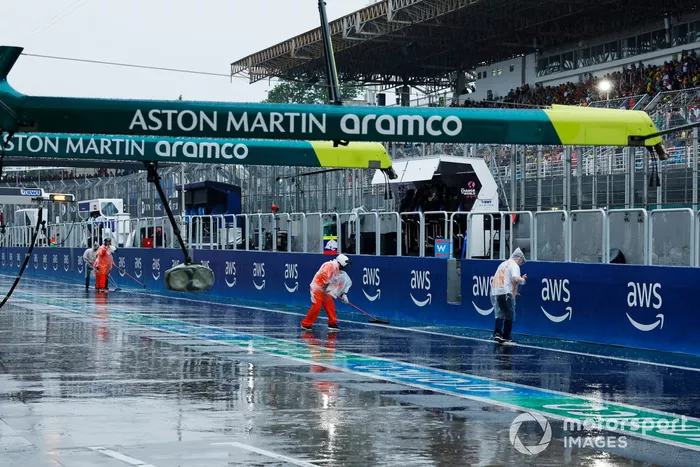 Los comisarios barren el agua de la pista